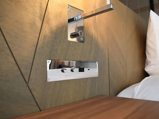 【客室】枕元コンセント