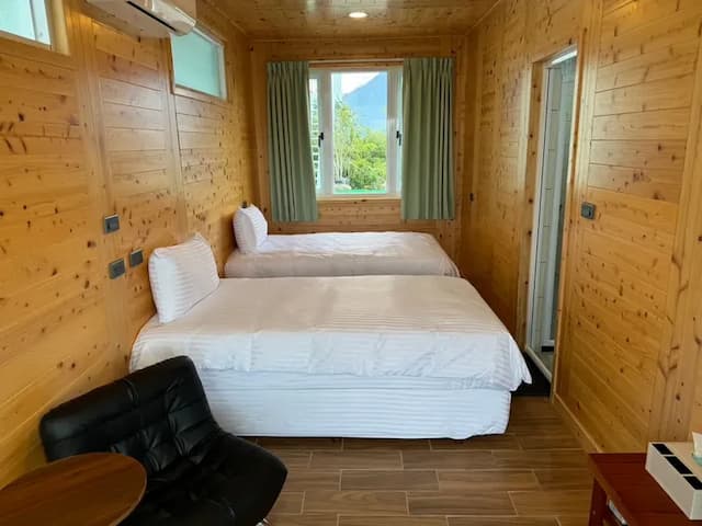 雁窩秘境營地｜全新上架、360度景觀露台｜日月潭｜懶人營-【露營屋】兩小床｜檜木屋-2