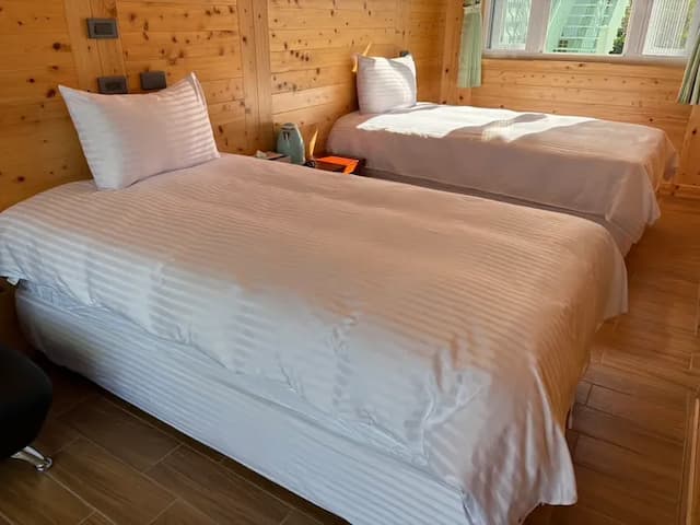 雁窩秘境營地｜全新上架、360度景觀露台｜日月潭｜懶人營-【露營屋】兩小床｜檜木屋-1