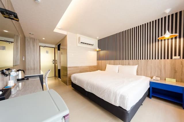 郡象商旅｜提供特約停車場券、緊鄰海安路/河樂廣場-標準雙人房-1