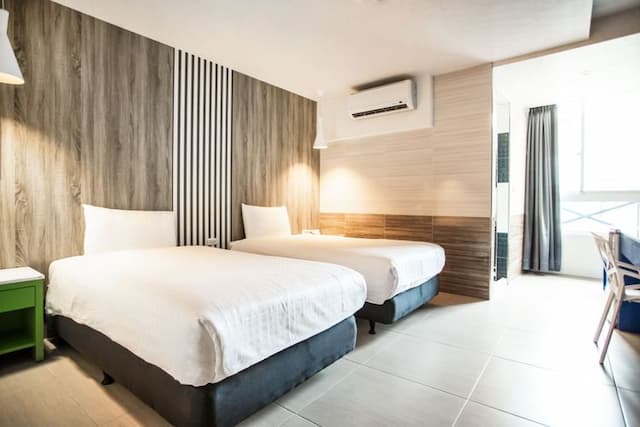 郡象商旅｜提供特約停車場券、緊鄰海安路/河樂廣場-標準雙床房-1