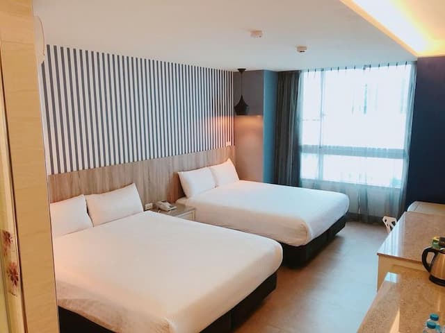 郡象商旅｜提供特約停車場券、緊鄰海安路/河樂廣場-家庭四人房-2