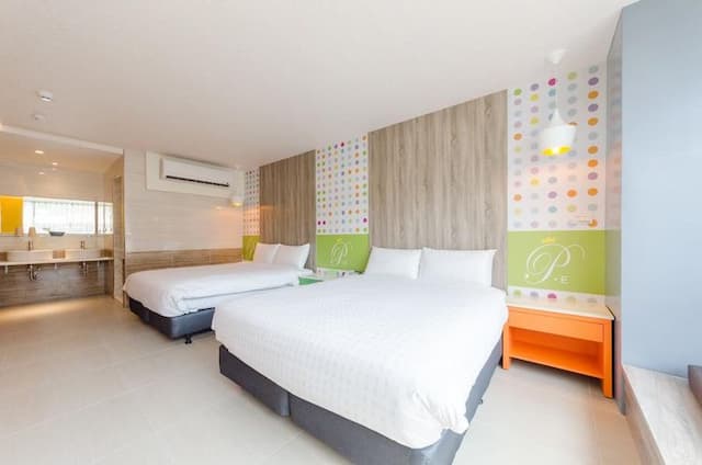 郡象商旅｜提供特約停車場券、緊鄰海安路/河樂廣場-豪華四人房-4