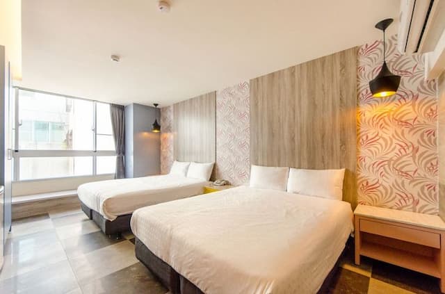 郡象商旅｜提供特約停車場券、緊鄰海安路/河樂廣場-豪華四人房-1