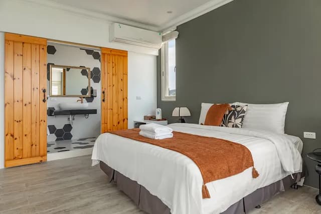 Sunset Mu Style Inn-Deluxe Double Room with Balcony and Sea View-5