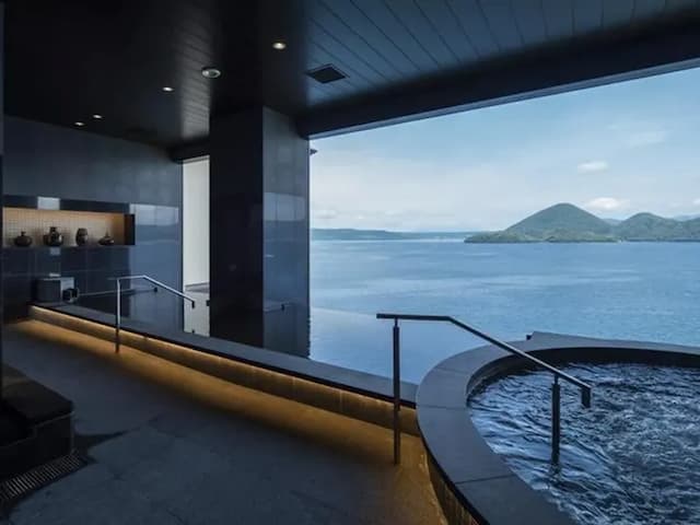 空に浮かぶ露天風呂　【湖上の湯】　内風呂