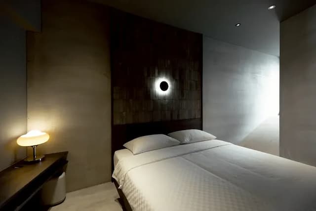 ／Room • 凝望／ 透過小窗望著層層堆疊的美術館，小斜坡設計的視覺錯位，營造像是登上美術館森山般氛圍