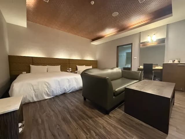 Lisa motel-business family room-4