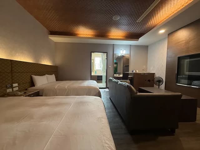 Lisa motel-business family room-5