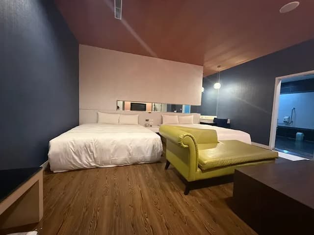 Lisa motel-business family room-6