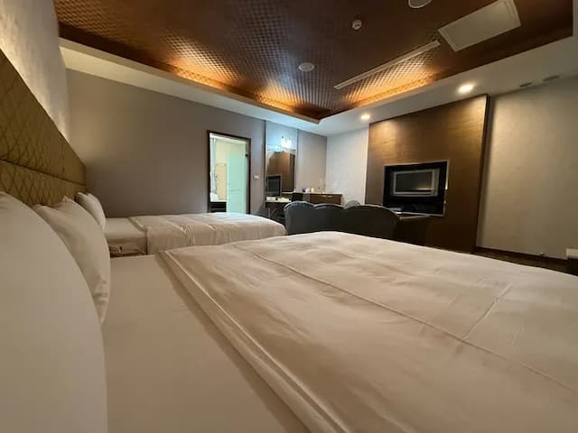 Lisa motel-business family room-3