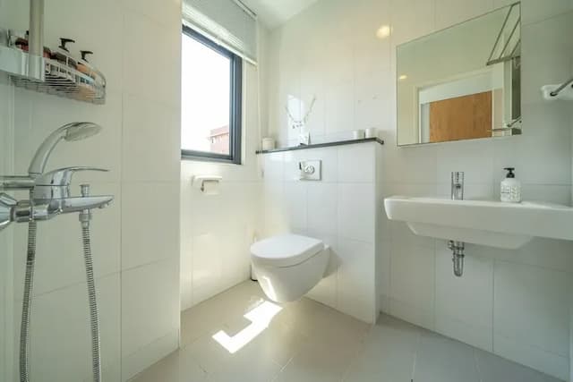 衛浴空間設有對外開窗，搭配茶籽堂香氛沐浴組，乾淨明亮且舒適宜人。