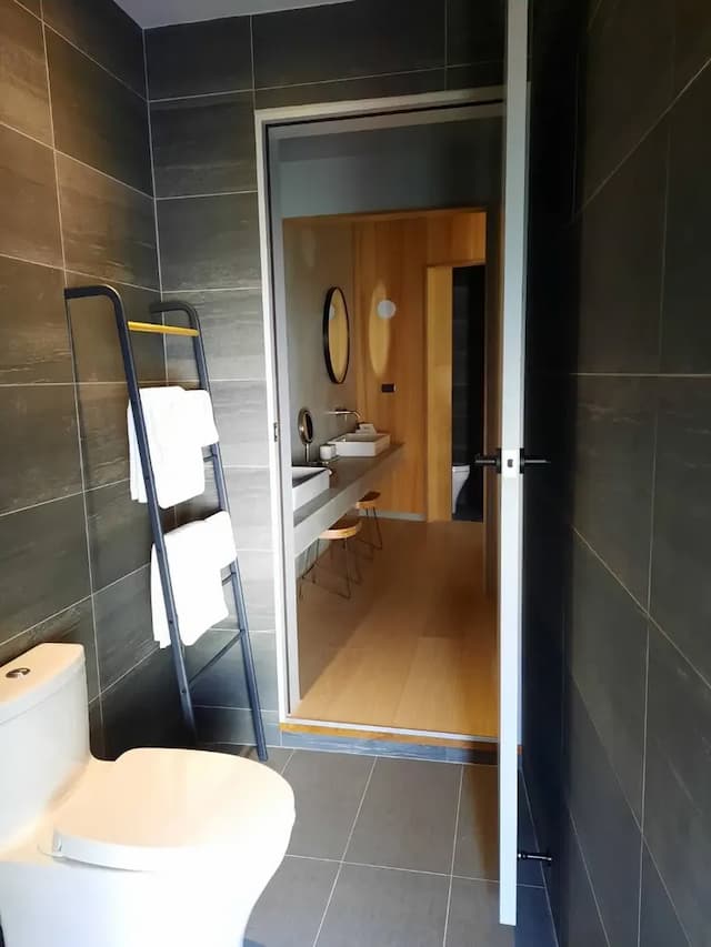 Zhenyouai Tainan Private B&B｜2-8 people occupancy, island kitchen, scenic accommodation next to the second art museum, car parking space included-友愛包棟景觀民宿｜2～8人假日專用｜三間雙人房，第七、八位加床-10