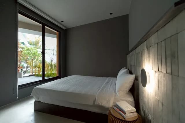 ／Room • 打開／ 透過打開落地窗所見的美二館景緻，與獨立書店「書粥」選書，打開不同的閱讀視野與樂趣，完整「打開」你的身心靈。