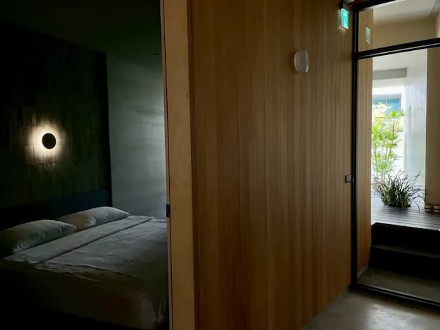 ／Room • 凝望／ 透過小窗望著層層堆疊的美術館，小斜坡設計的視覺錯位，營造像是登上美術館森山般氛圍；而隔壁的露臺，與三五好友比肩而坐，搭配舒服的音樂微醺共食，時而凝望遠處的美術館，時而談天凝視著彼此。