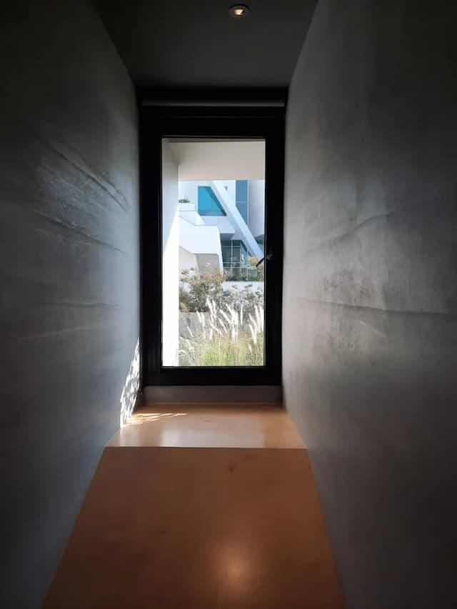 ／Room • 凝望／ 透過小窗望著層層堆疊的美術館，小斜坡設計的視覺錯位，營造像是登上美術館森山般氛圍