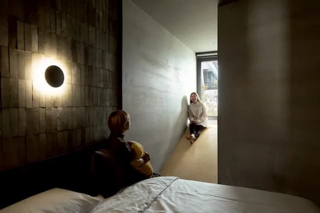 ／Room • 凝望／ 透過小窗望著層層堆疊的美術館，小斜坡設計的視覺錯位，營造像是登上美術館森山般氛圍