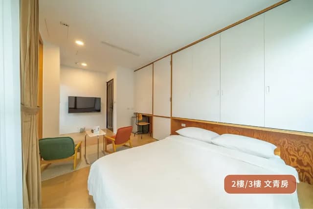 2/3樓文青房型｜雙人房配有電視與雙椅小茶几，讓旅人在空間中輕鬆轉換心情，感受自在的片刻。