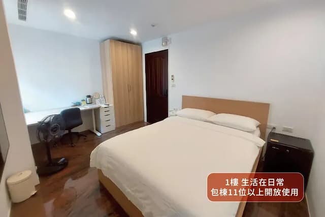 1樓生活在日常房型｜簡潔木質設計搭配書桌與牆面電視，呈現自在舒適的生活日常風景。