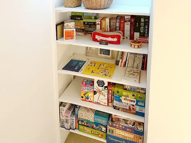 地下室交流區｜珍遇珍寓提供多款精選桌遊，滿足不同年齡層的娛樂需求。