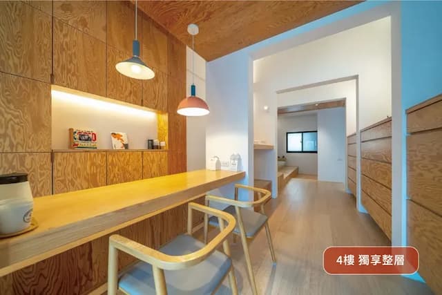 木作包覆的大容量收納與長桌，打造如個人工作室般的沉靜角落。