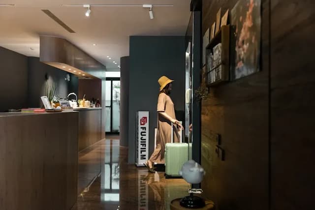 1樓公共空間｜設有電梯直達各樓層，讓攜帶行李與年長旅人都能輕鬆入住。