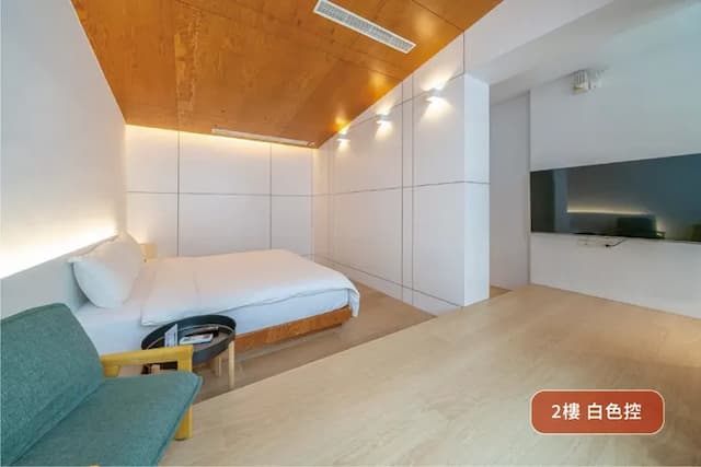 2樓白色控房型｜木質與白牆交織的清爽設計，展現沉靜簡約風格。