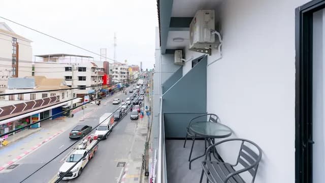 Banana Guesthouse South Pattaya-King Deluxe Balcony-7