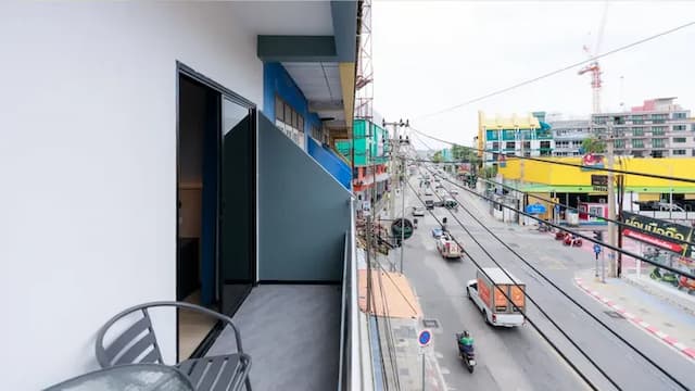 Banana Guesthouse South Pattaya-King Deluxe Balcony-5