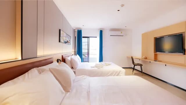 Banana Guesthouse South Pattaya-King Deluxe Balcony-2