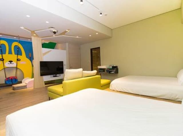 Night Home-Deluxe Family Room-4