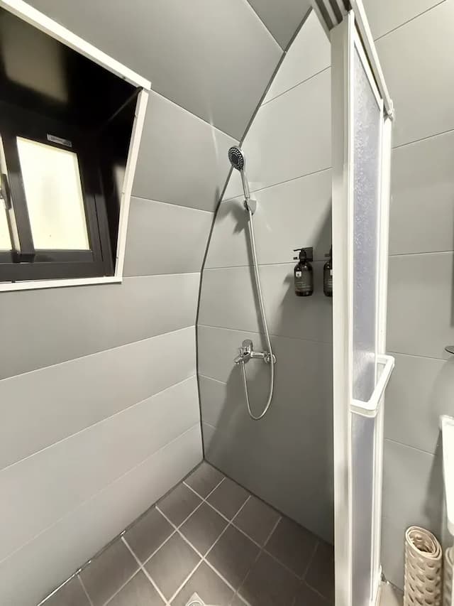 設有乾濕分離淋浴空間，簡潔明亮，備有農場自製香草沐浴用品，體驗純露與精油的自然洗沐感受。