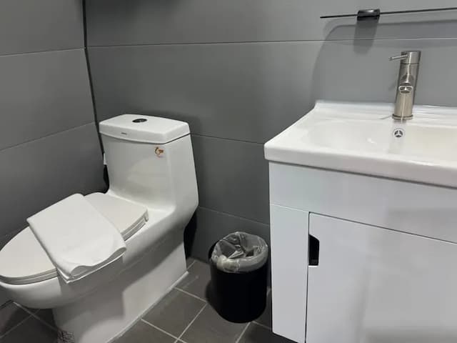 每間小屋皆配有獨立衛浴設備，空間整潔清爽，維持每日清潔消毒，讓旅客安心入住。