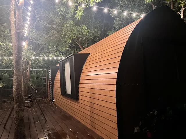 沉穩木質搭配俐落弧形屋頂，展現獨特工業風格，坐落山林間，自成一格的靜謐空間。