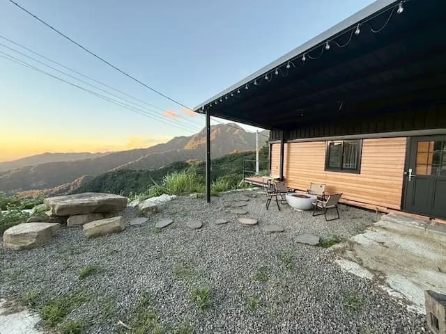 尖石天空小木屋露營區｜獨家8折起！寵物友善、高海拔、鄰近青蛙石天空步道-【虹夕伴山】 小木屋 B1-7