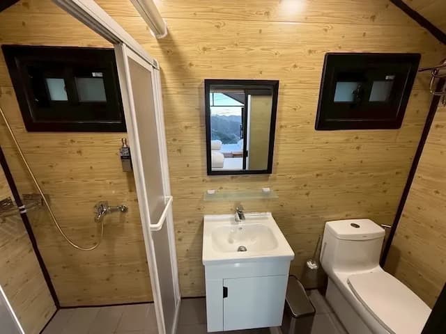 尖石天空小木屋露營區｜獨家8折起！寵物友善、高海拔、鄰近青蛙石天空步道-【虹夕伴山】 小木屋 B1-8