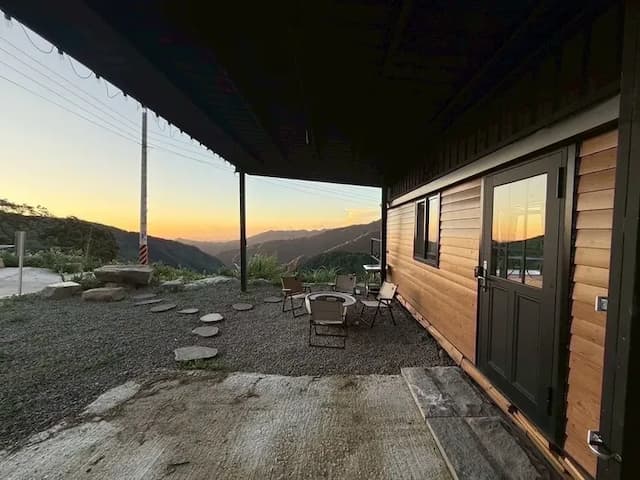 尖石天空小木屋露營區｜獨家8折起！寵物友善、高海拔、鄰近青蛙石天空步道-【虹夕伴山】 小木屋 B1-6