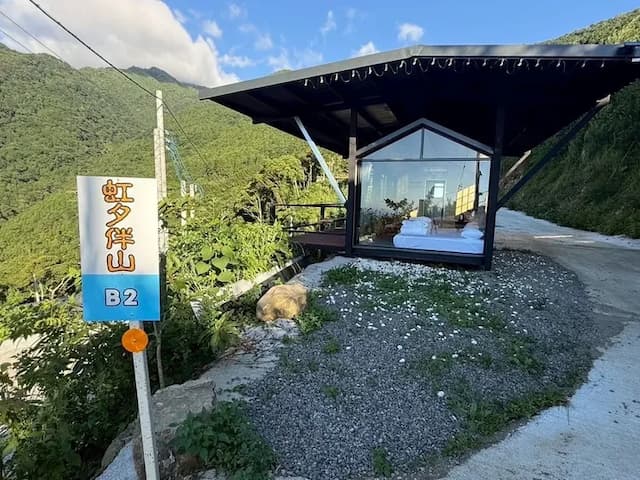 尖石天空小木屋露營區｜獨家8折起！寵物友善、高海拔、鄰近青蛙石天空步道-【虹夕伴山】 小木屋 B2-6