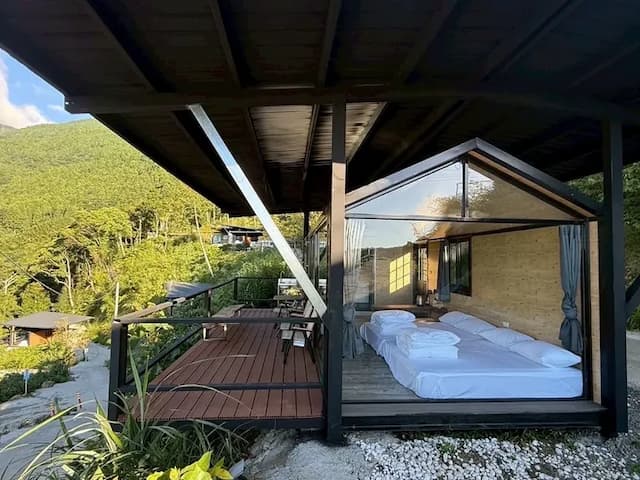 尖石天空小木屋露營區｜獨家8折起！寵物友善、高海拔、鄰近青蛙石天空步道-【虹夕伴山】 小木屋 B2-4