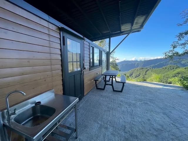 尖石天空小木屋露營區｜獨家8折起！寵物友善、高海拔、鄰近青蛙石天空步道-【虹夕伴山】 小木屋 B3-3