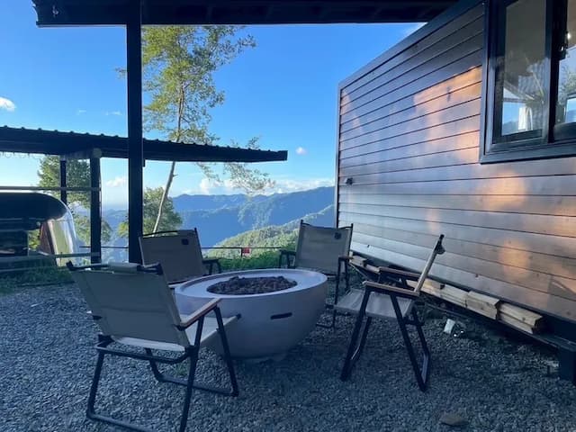 尖石天空小木屋露營區｜獨家8折起！寵物友善、高海拔、鄰近青蛙石天空步道-【虹夕伴山】 小木屋 B3-4