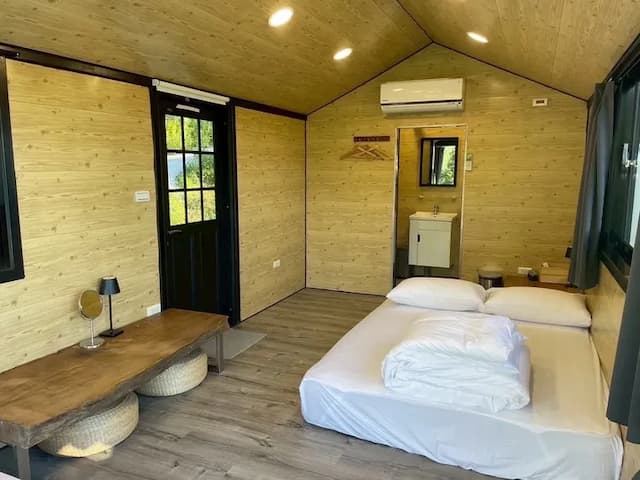 尖石天空小木屋露營區｜獨家8折起！寵物友善、高海拔、鄰近青蛙石天空步道-【虹夕伴山】 小木屋 B4-4