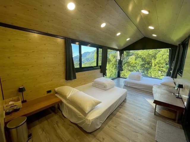 尖石天空小木屋露營區｜獨家8折起！寵物友善、高海拔、鄰近青蛙石天空步道-【虹夕伴山】 小木屋 B4-1