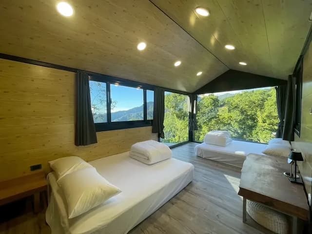 尖石天空小木屋露營區｜獨家8折起！寵物友善、高海拔、鄰近青蛙石天空步道-【虹夕伴山】 小木屋 B4-3