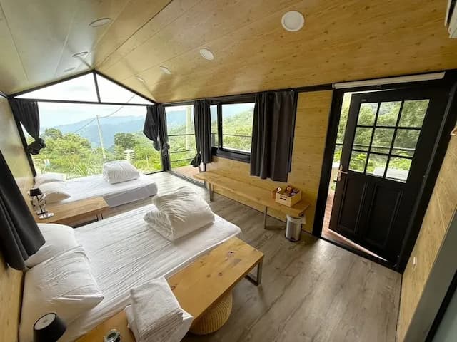 尖石天空小木屋露營區｜獨家8折起！寵物友善、高海拔、鄰近青蛙石天空步道-【虹夕伴山】 小木屋 B5-1