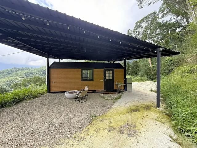 尖石天空小木屋露營區｜獨家8折起！寵物友善、高海拔、鄰近青蛙石天空步道-【虹夕伴山】 小木屋 B5-6