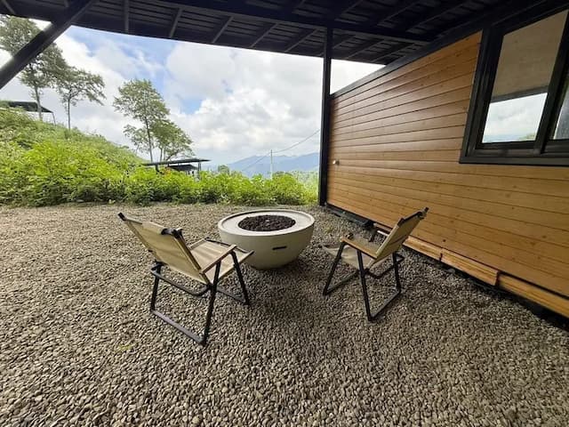 尖石天空小木屋露營區｜獨家8折起！寵物友善、高海拔、鄰近青蛙石天空步道-【虹夕伴山】 小木屋 B5-4