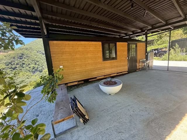 尖石天空小木屋露營區｜獨家8折起！寵物友善、高海拔、鄰近青蛙石天空步道-【虹夕伴山】小木屋 B6-5