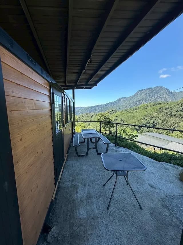 尖石天空小木屋露營區｜獨家8折起！寵物友善、高海拔、鄰近青蛙石天空步道-【虹夕伴山】小木屋 B6-8