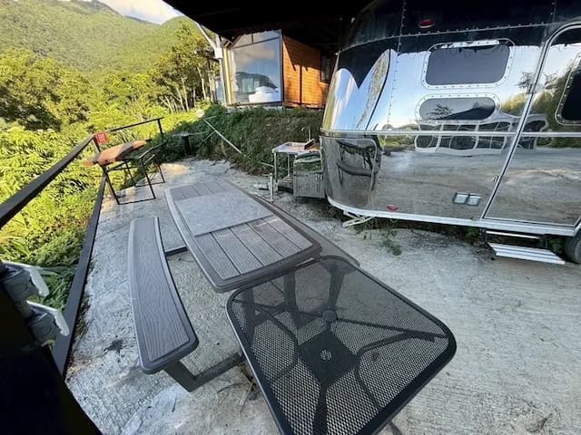 尖石天空小木屋露營區｜獨家8折起！寵物友善、高海拔、鄰近青蛙石天空步道-【虹夕伴山】 露營車 C2-6